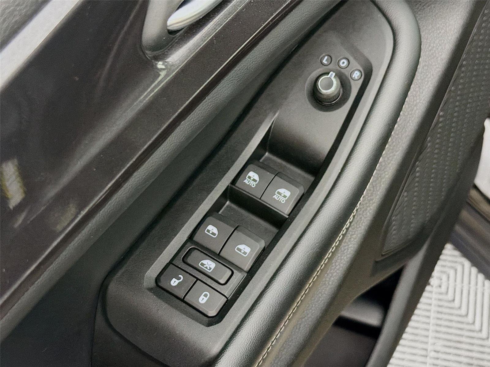 Used 2023  Jeep Laredo image 23