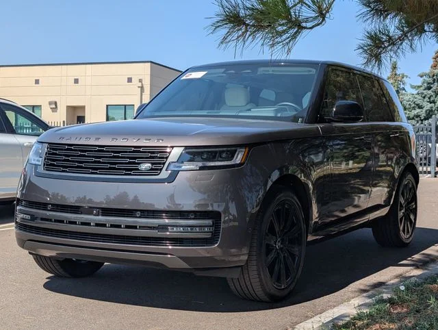 Used 2025  Land Rover SE image 5