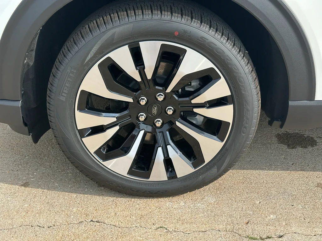 New 2026 Star White Met Tri-Coat Ford Platinum image 8