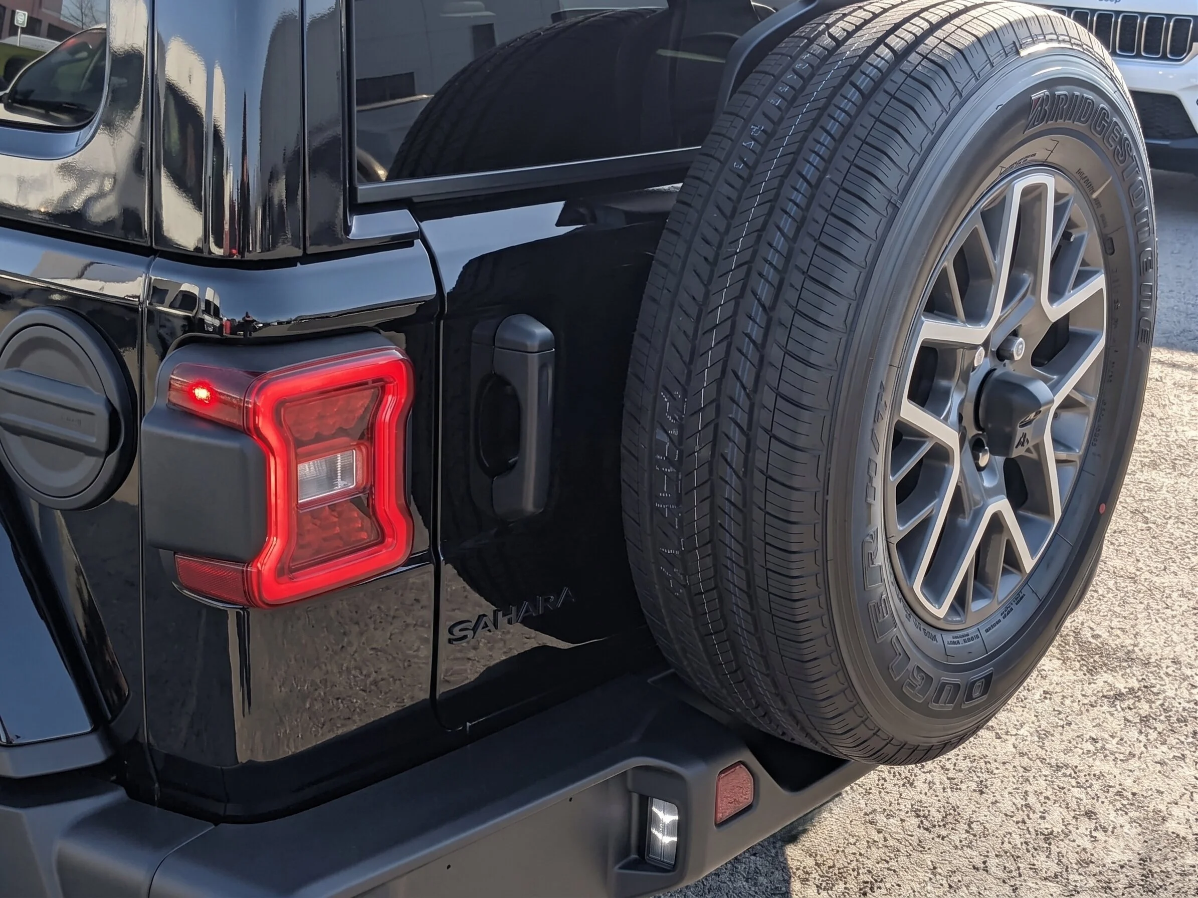 New 2026 Black Jeep Sahara - - McKinley Leather Seats - Body?Colour Hardtop - Side Steps - 3.6L Pentastar V6 & More image 11