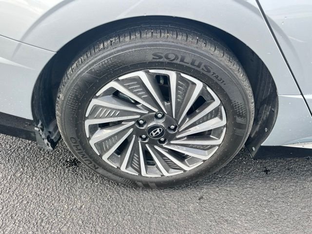 Used 2025 Silver Hyundai SEL image 8