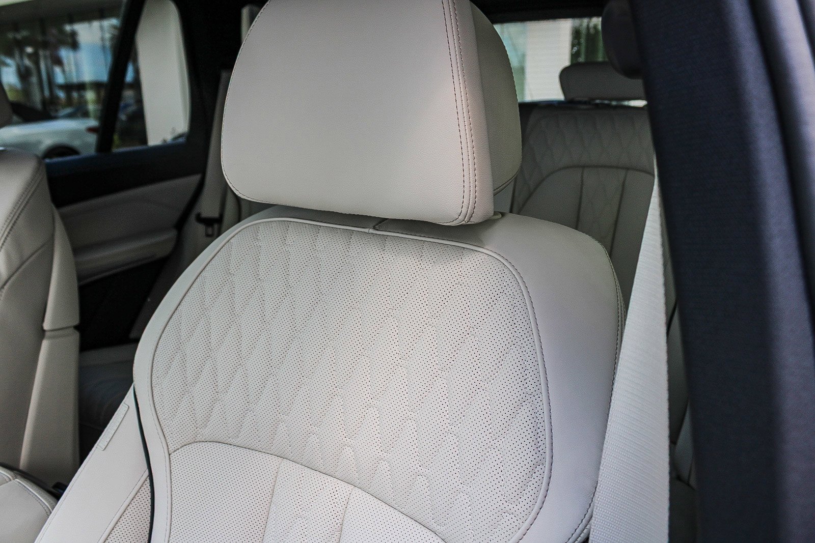 New 2026 Mineral White Metallic BMW xDrive40i image 20