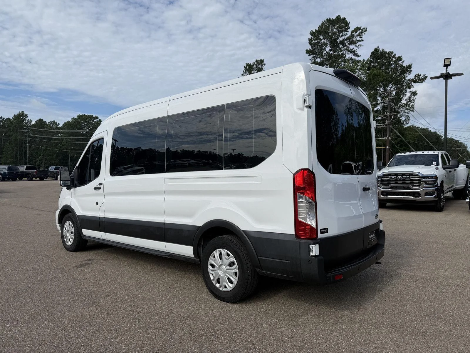 Used 2023 Oxford White Ford 350 XLT image 4