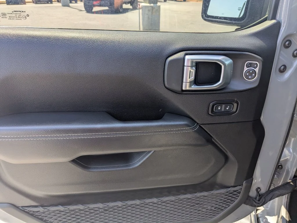 Used 2022 Sting-Gray Clearcoat Jeep Unlimited Sahara image 11