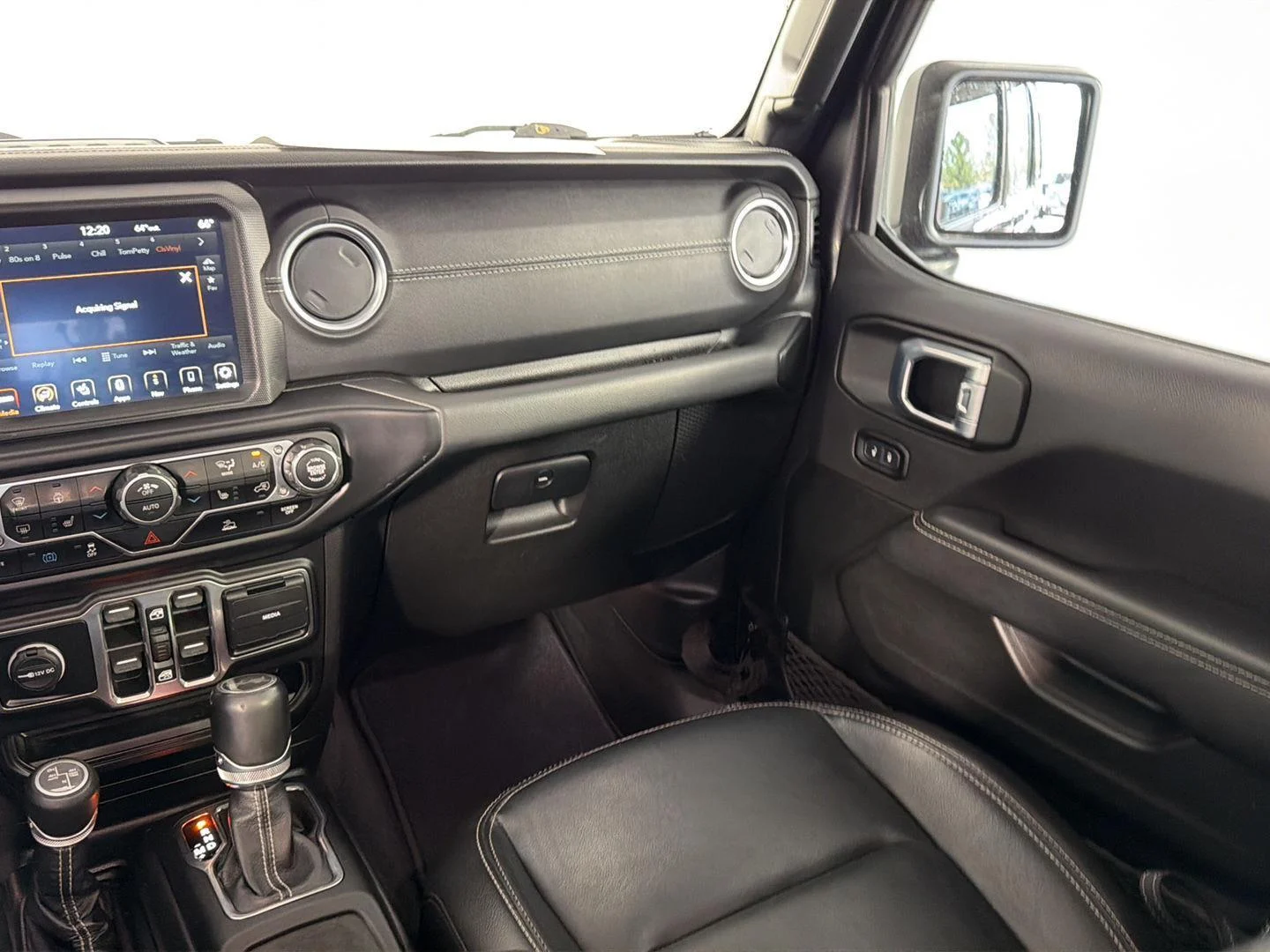 Used 2022 Granite Crystal Metallic Clearcoat Jeep Unlimited Sahara image 19