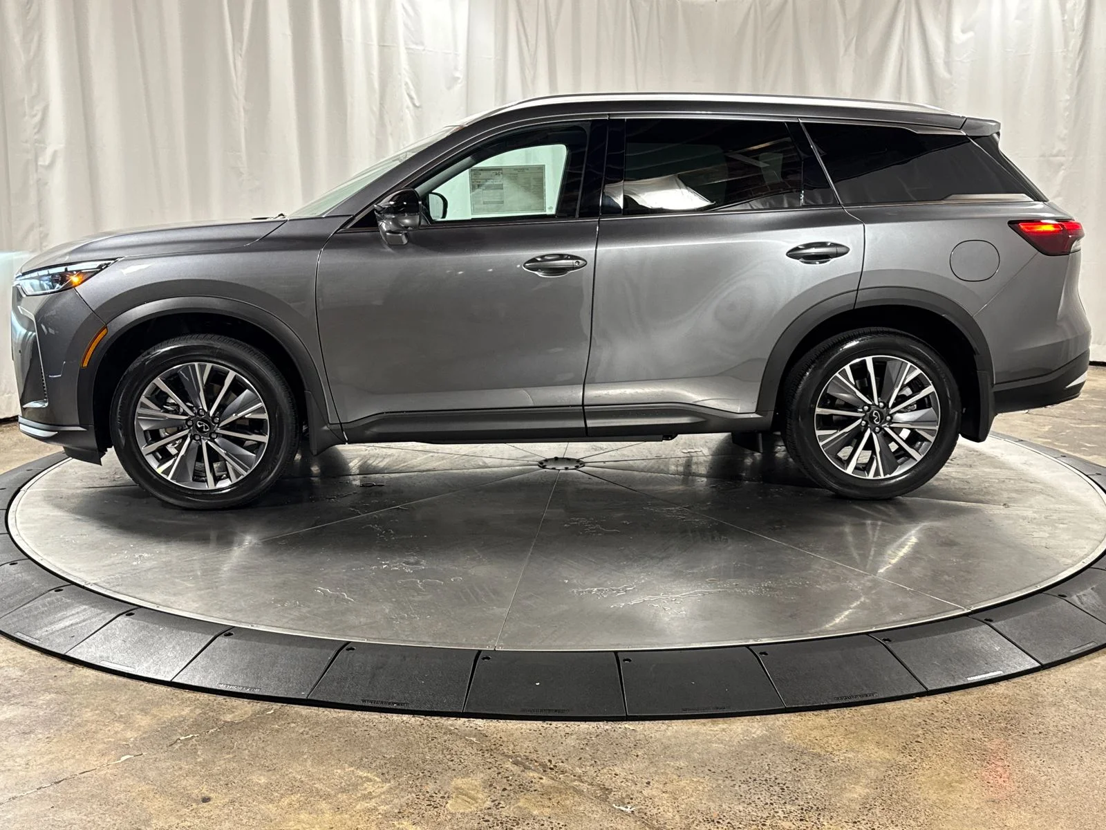 New 2027 GRAPHITE SHADOW INFINITI Luxe AWD image 8