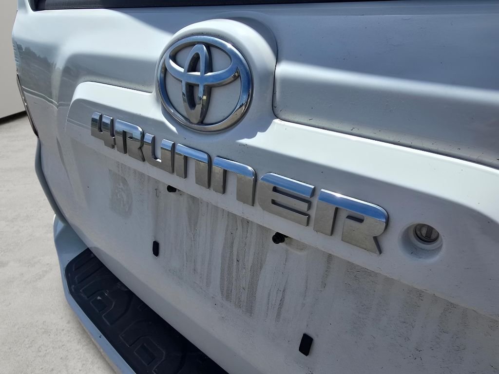 Used 2014 Super White Toyota SR5 image 28