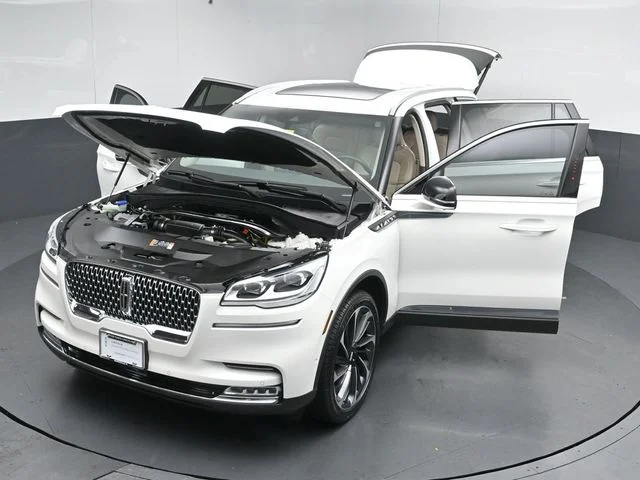 Used 2024 White Lincoln Reserve image 57
