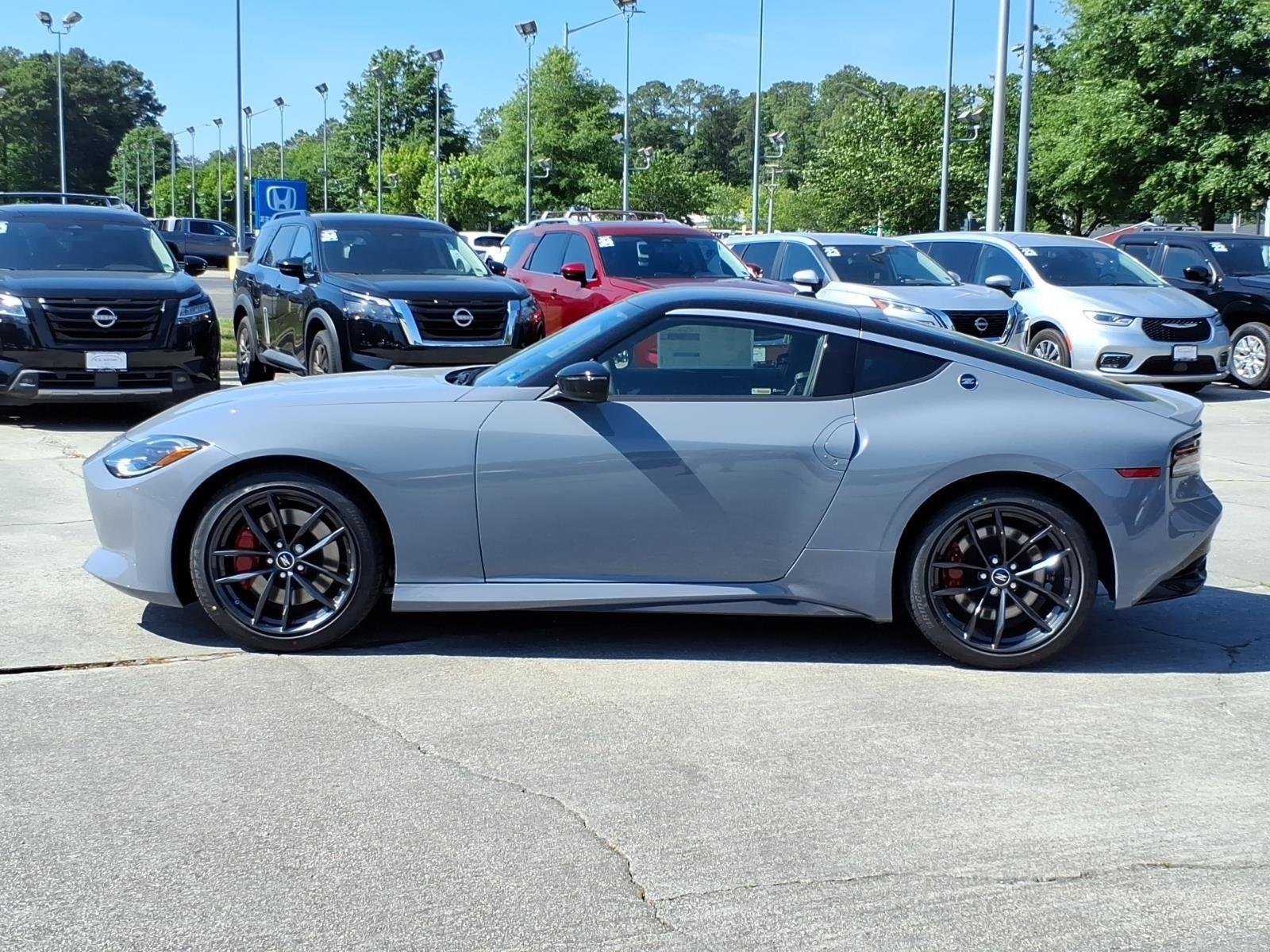 New 2026 Boulder Gray Pearl / Super Black Two-tone Nissan Performance image 3