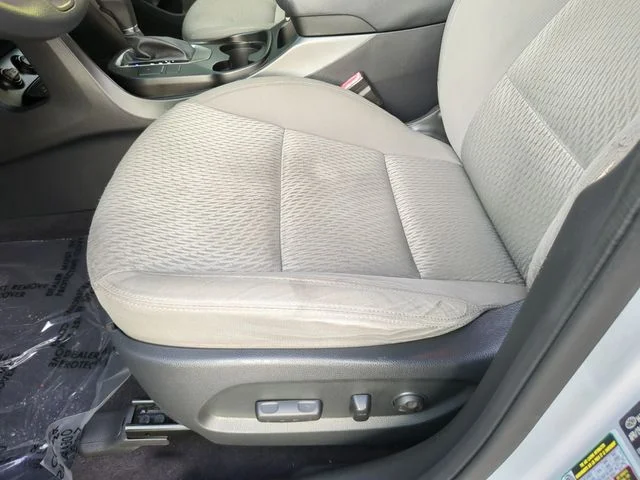 Used 2018 Silver Hyundai SE image 18