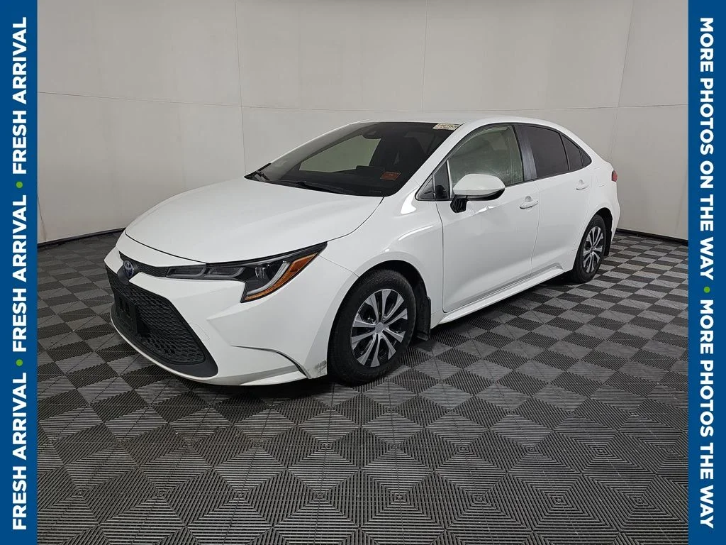 Used 2022 White Toyota LE image 5