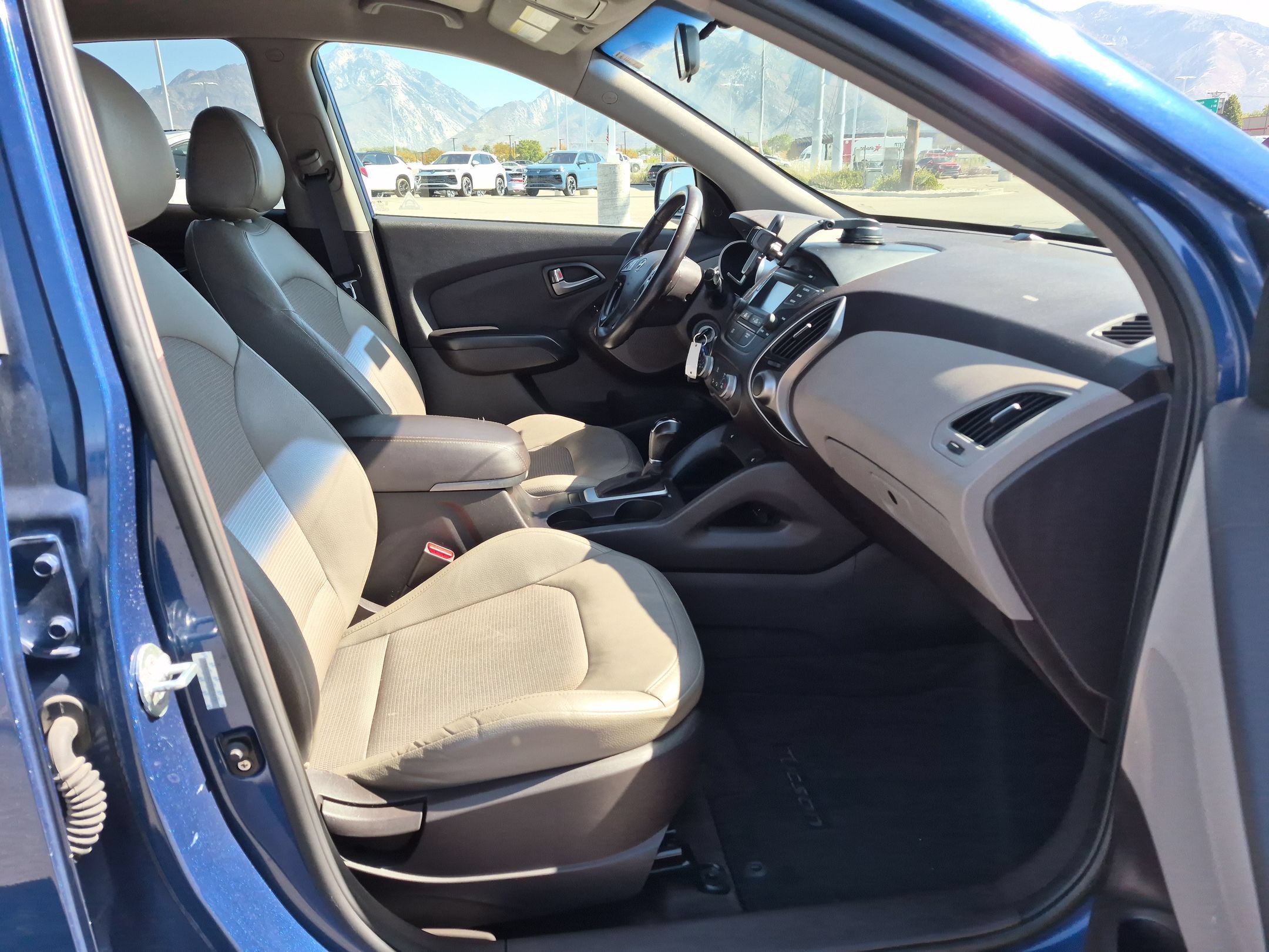 Used 2014 Laguna Blue Metallic Hyundai SE image 29