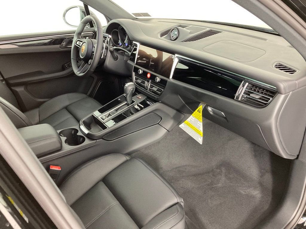 2026 Porsche Macan T - Photo 24