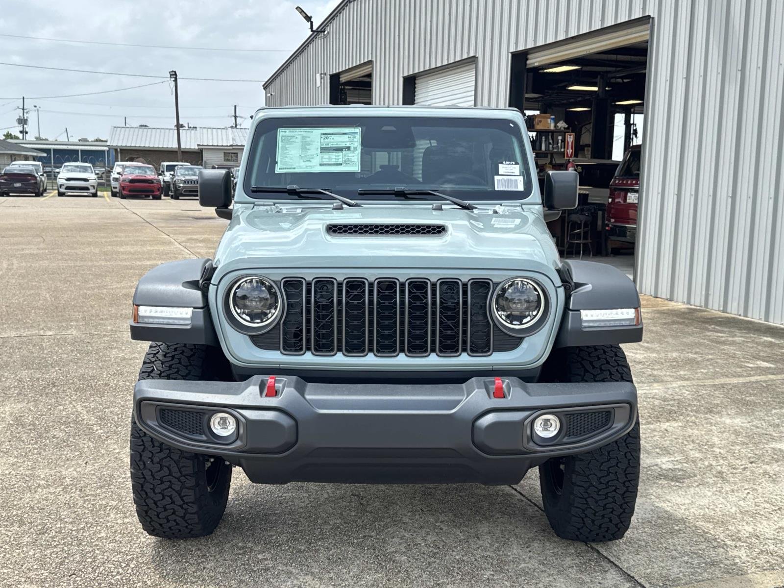 New 2026 Bright White Clear-Coat Exterior Paint Jeep Limited image 2