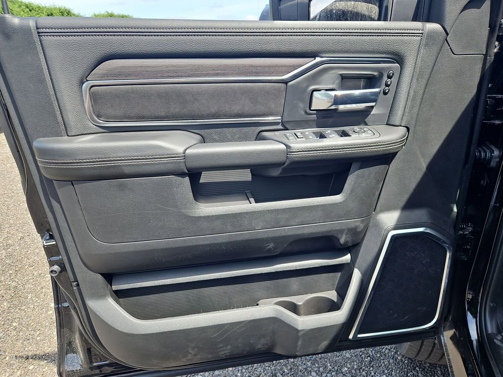 New 2026 Diamond Black Crystal Pearl-Coat Exterior Paint RAM Laramie image 11