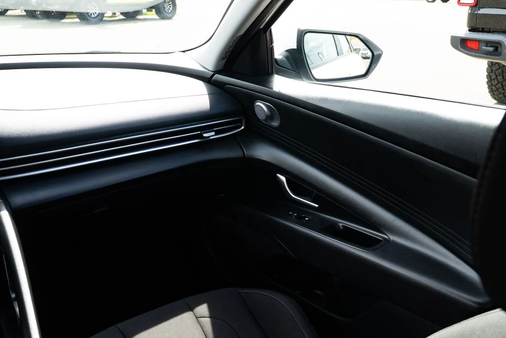 Used 2024 White Hyundai SEL image 10