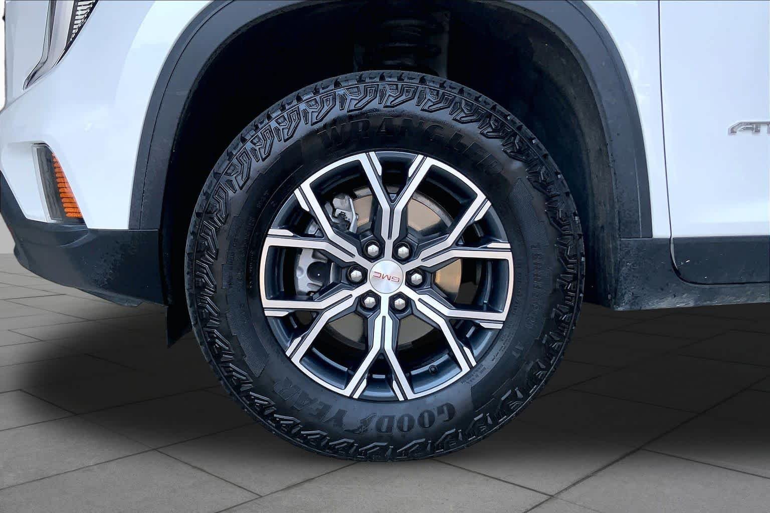 Used 2025 White Frost Tricoat GMC AWD AT4 image 10