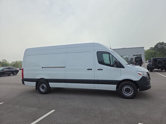 New 2026 Arctic+White Mercedes-Benz Cargo 170 WB image 2