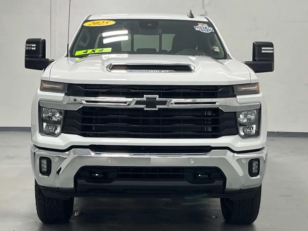 Used 2025 Summit White Chevrolet LT image 3