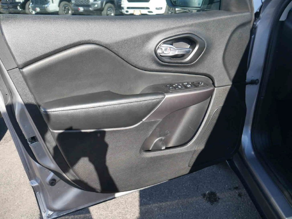 Used 2021 Silver Jeep Latitude image 20