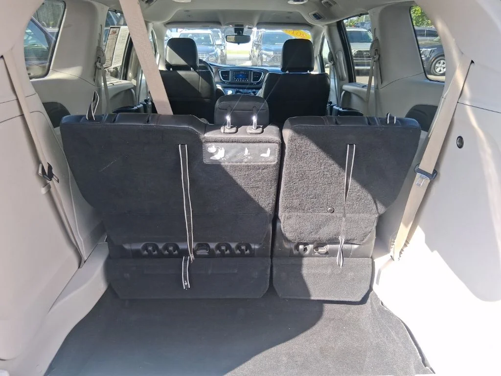 Used 2018 Gray Chrysler Touring L image 20