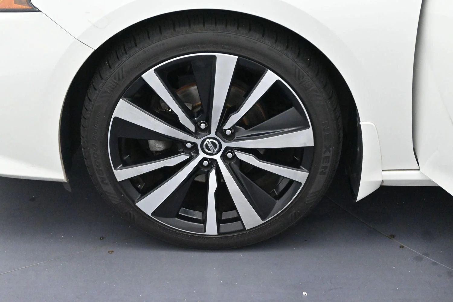 Used 2020 Pearl White Tricoat Nissan 2.5 SR image 32