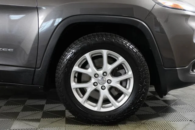 Used 2016 Gray Jeep Latitude image 33