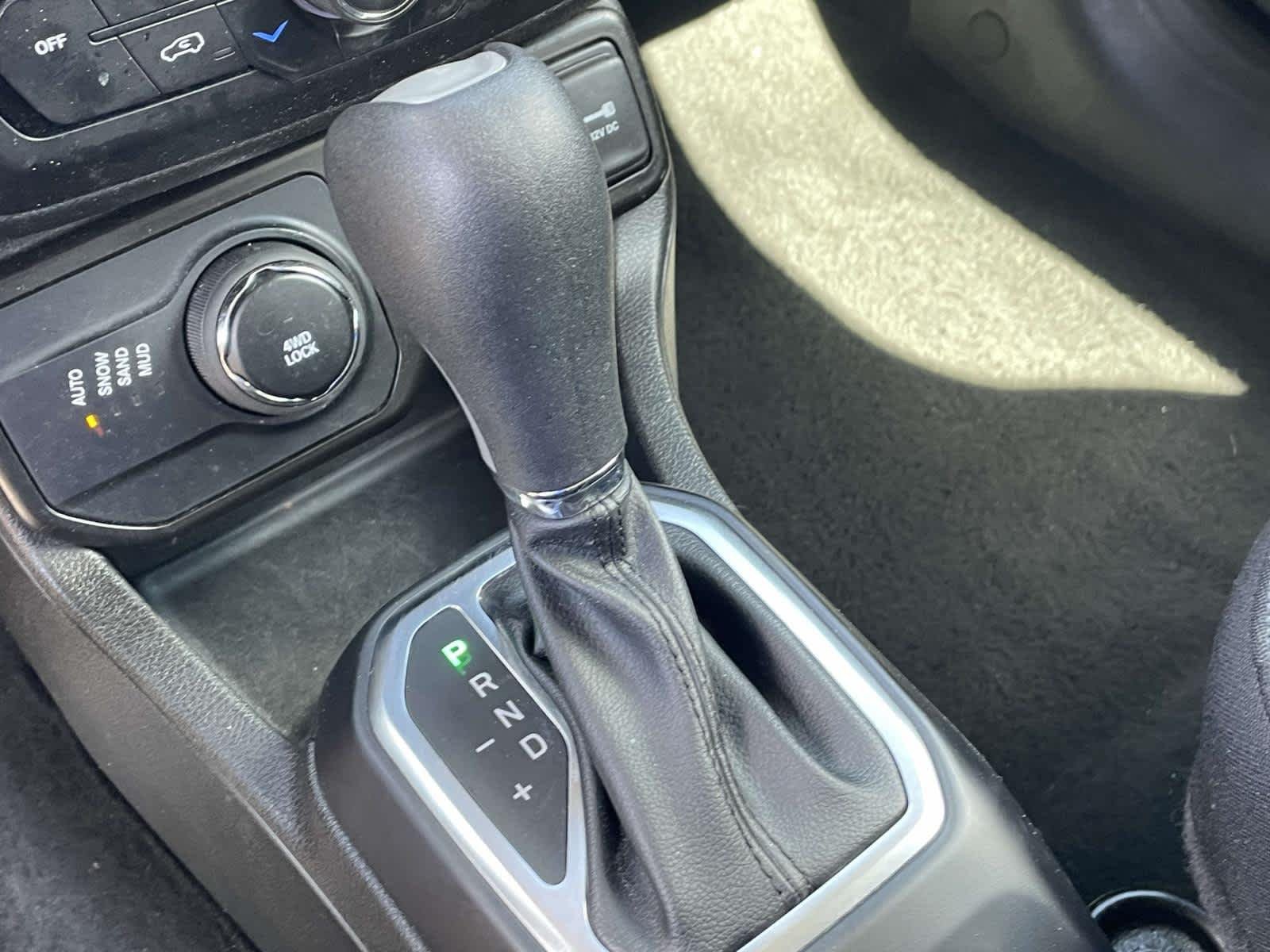 Used 2023 Gry/grey Jeep Latitude image 33