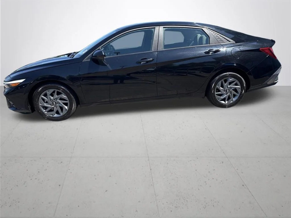 Used 2024 Black Hyundai SEL image 10