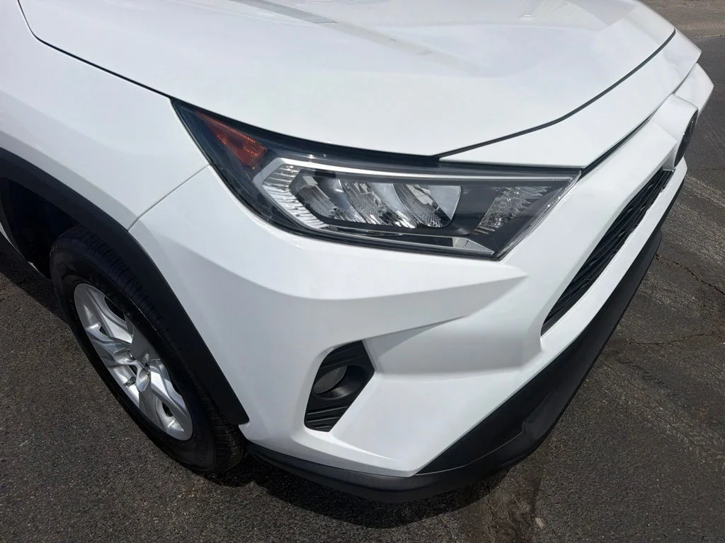 Used 2019 White Toyota XLE image 9