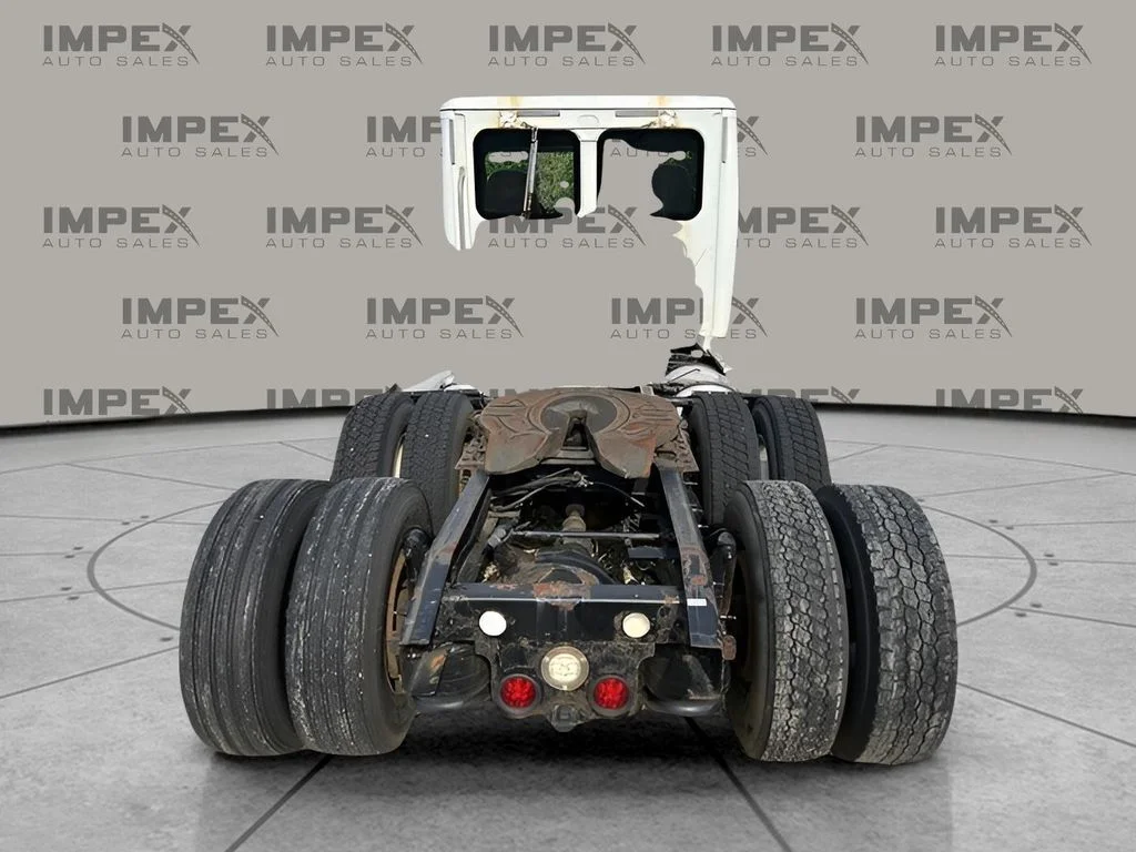 Used 2015  Freightliner Day-Cab image 3