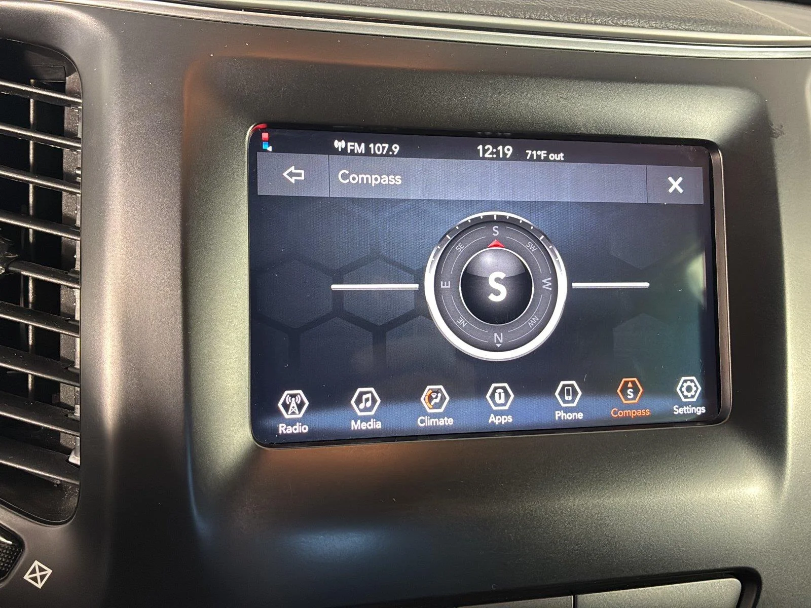 Used 2020 Diamond Black Crystal Pearlcoat Jeep Latitude image 46