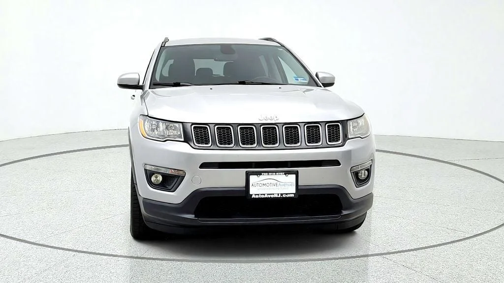 Used 2018 Billet Silver Metallic Clearcoat Jeep Latitude 4x4 image 2