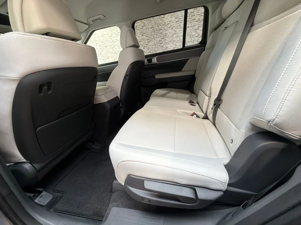 New 2027 Hampton Gray Hyundai SE image 14