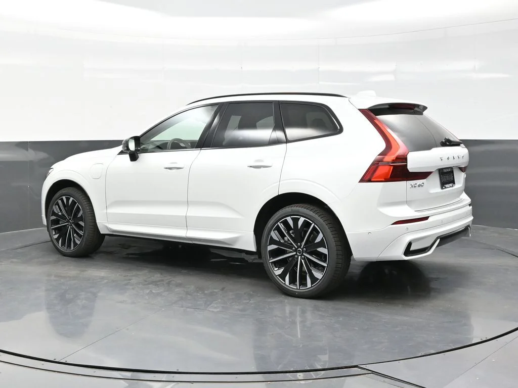 New 2026 Crystal White Volvo T8 Ultra image 4