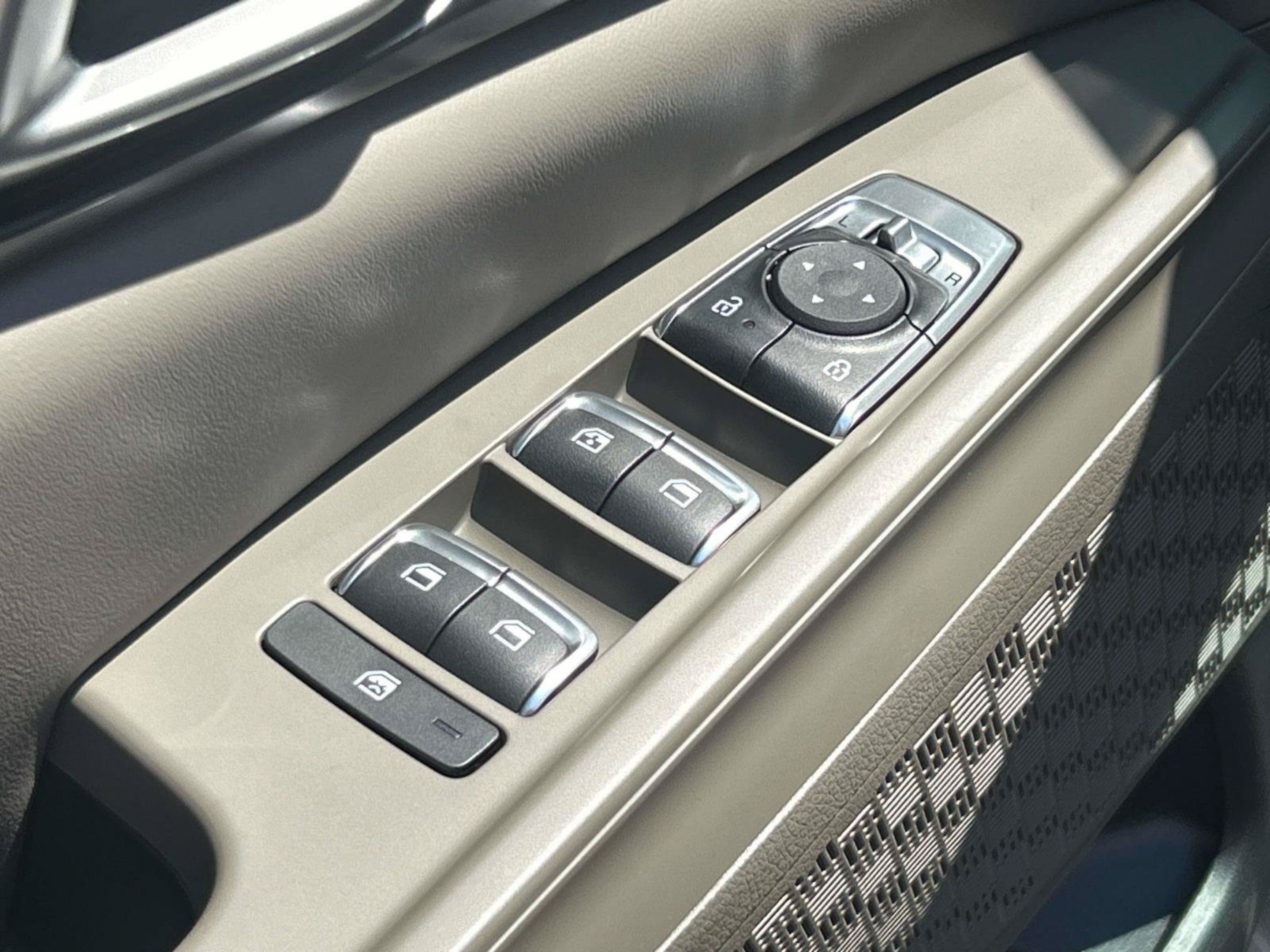 New 2027 Ceramic Silver Kia LX image 19