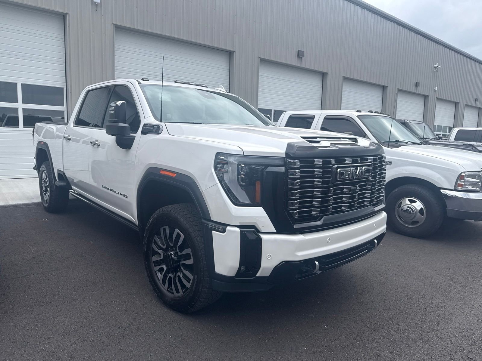 Used 2025 White GMC Denali Ultimate image 1
