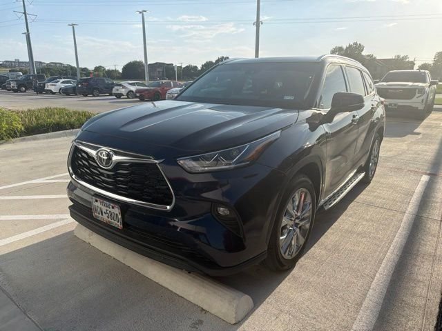 Used 2025  Toyota Limited image 3