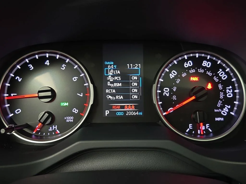 Used 2019 Silver Toyota XLE Premium image 22