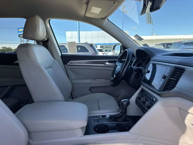 Used 2018 White Volkswagen 3.6L V6 SE image 25