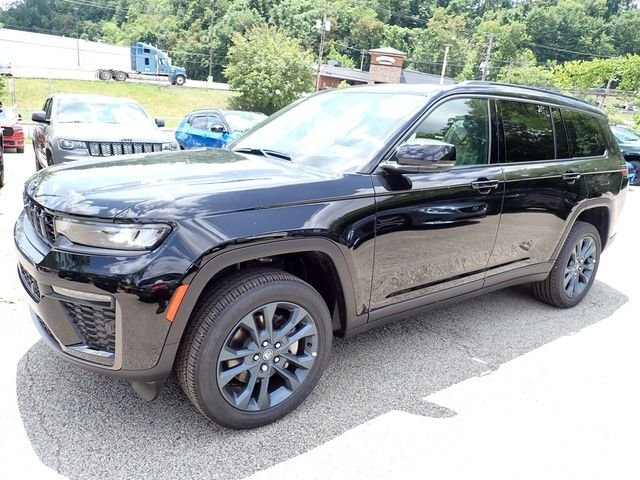 New 2026 Diamond Black Crystal Pearl-Coat Exterior Paint Jeep Limited image 2