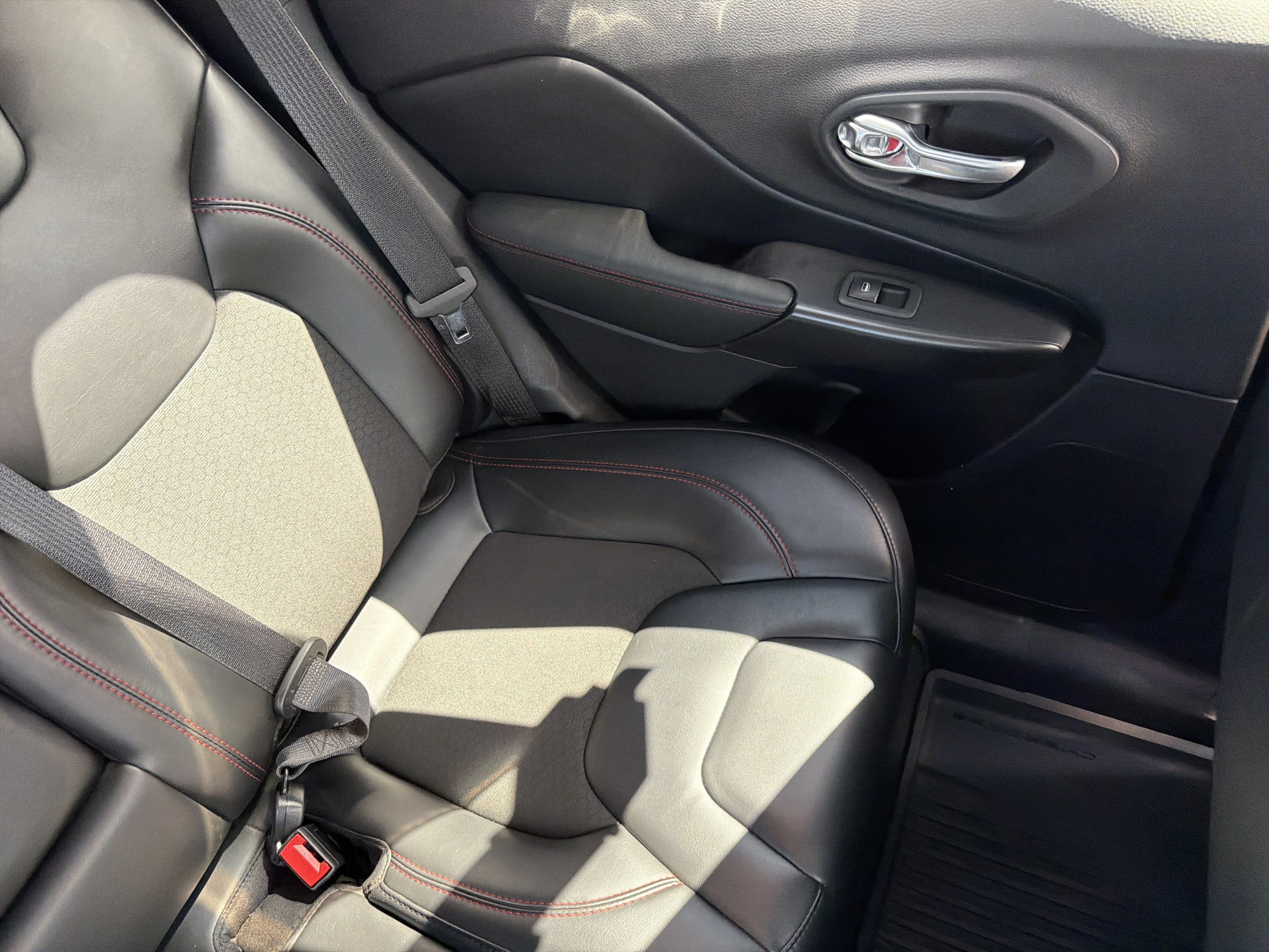Used 2020 Light Brownstone Pearlcoat Jeep Trailhawk image 14