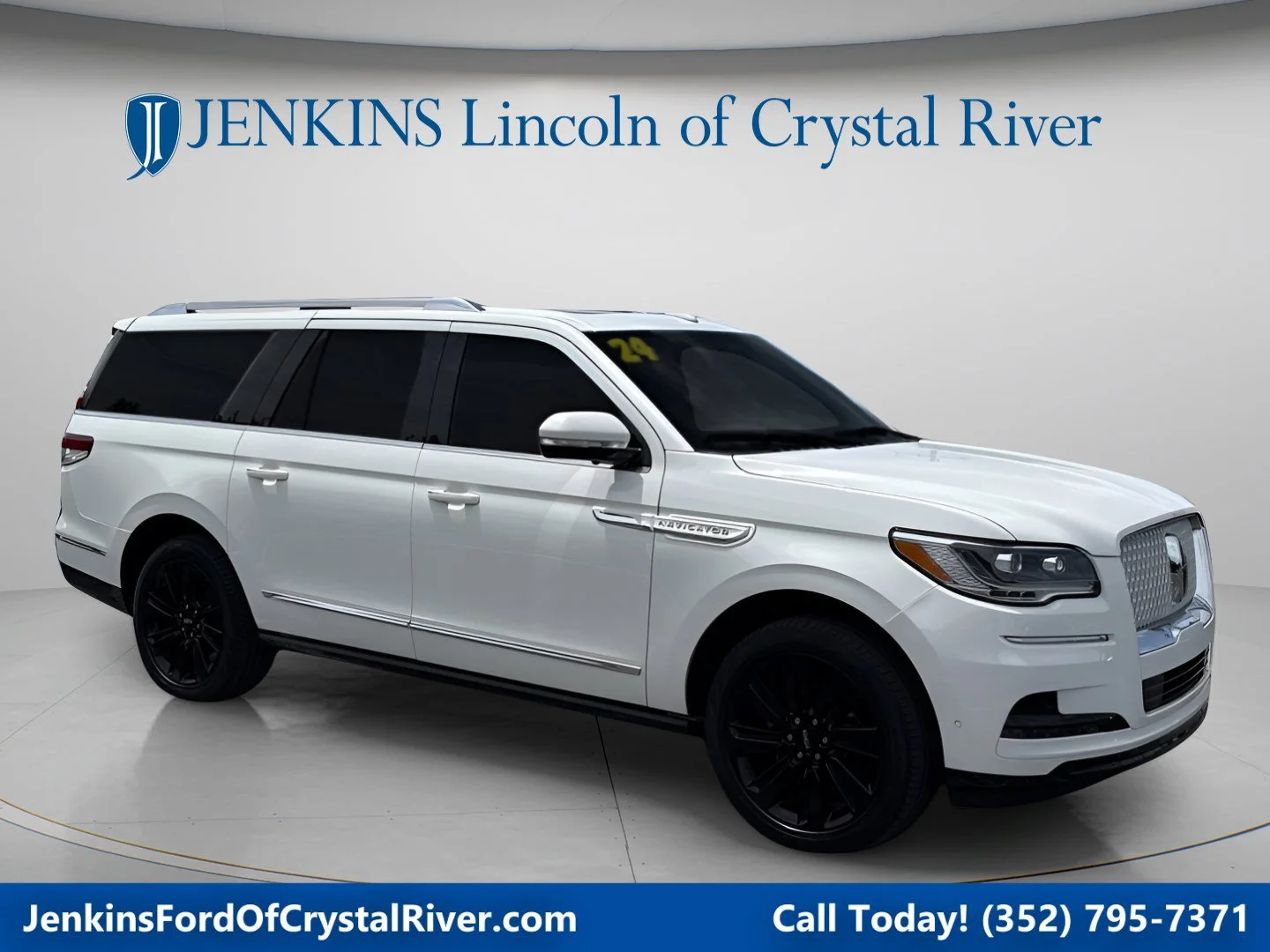 Used 2024 Pristine White Metallic Tri-Coat Lincoln Reserve image 1