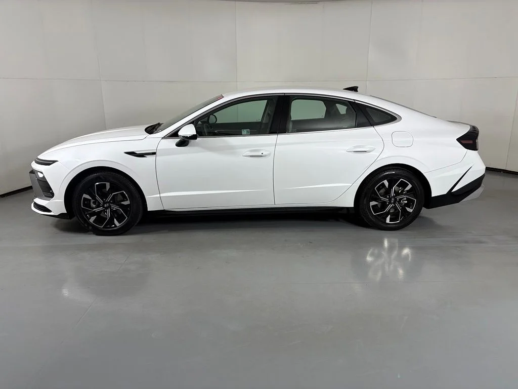Used 2025 White Hyundai SEL image 5