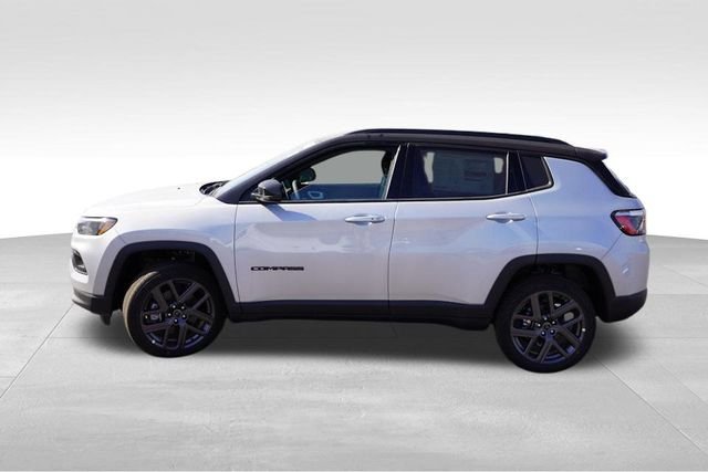 New 2026 Silver Zynith Metallic Clear-Coat Exterior Paint Jeep Limited image 6