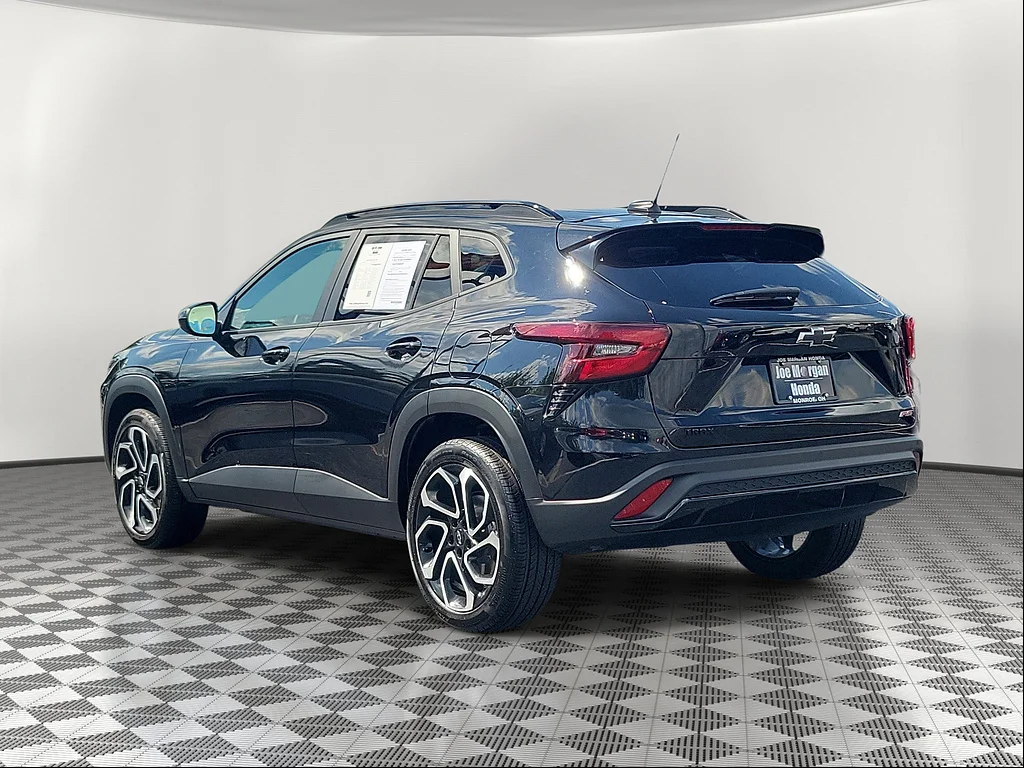 2025 Chevrolet Trax RS, photo 2 of 12