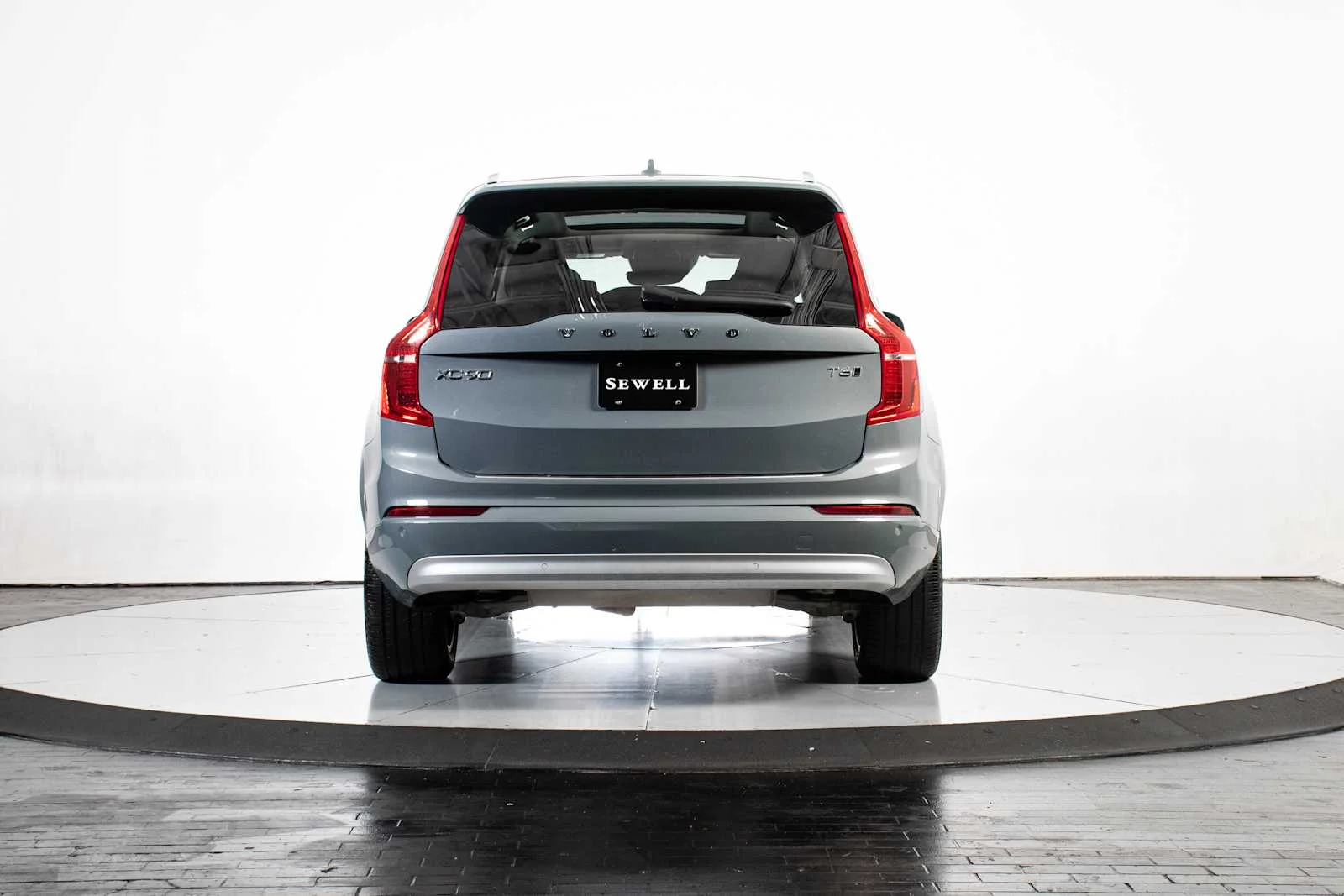Used 2022 Thunder Grey Metallic Volvo Momentum image 5