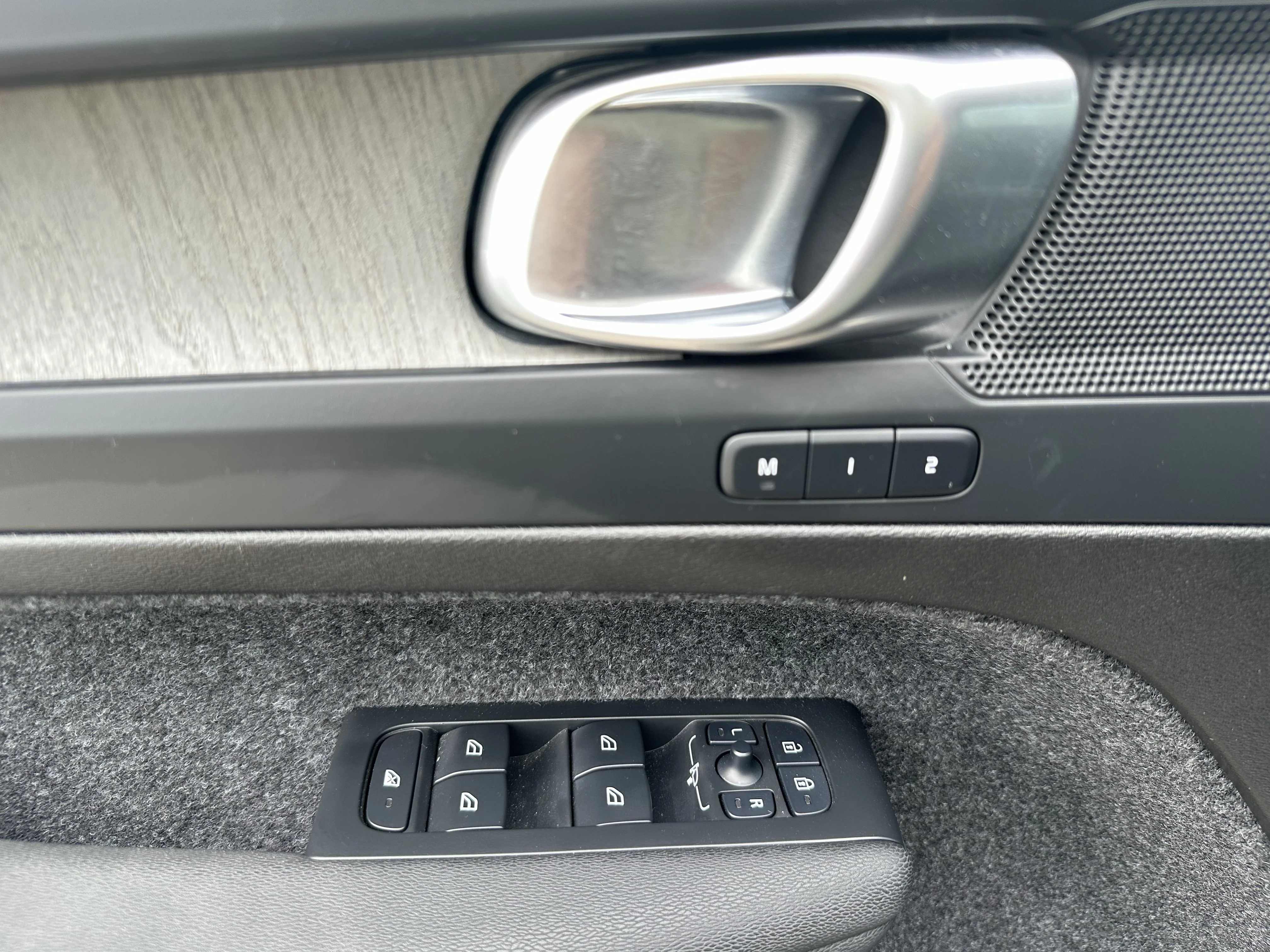 Certified Used 2025  Volvo Core Bright Theme image 9