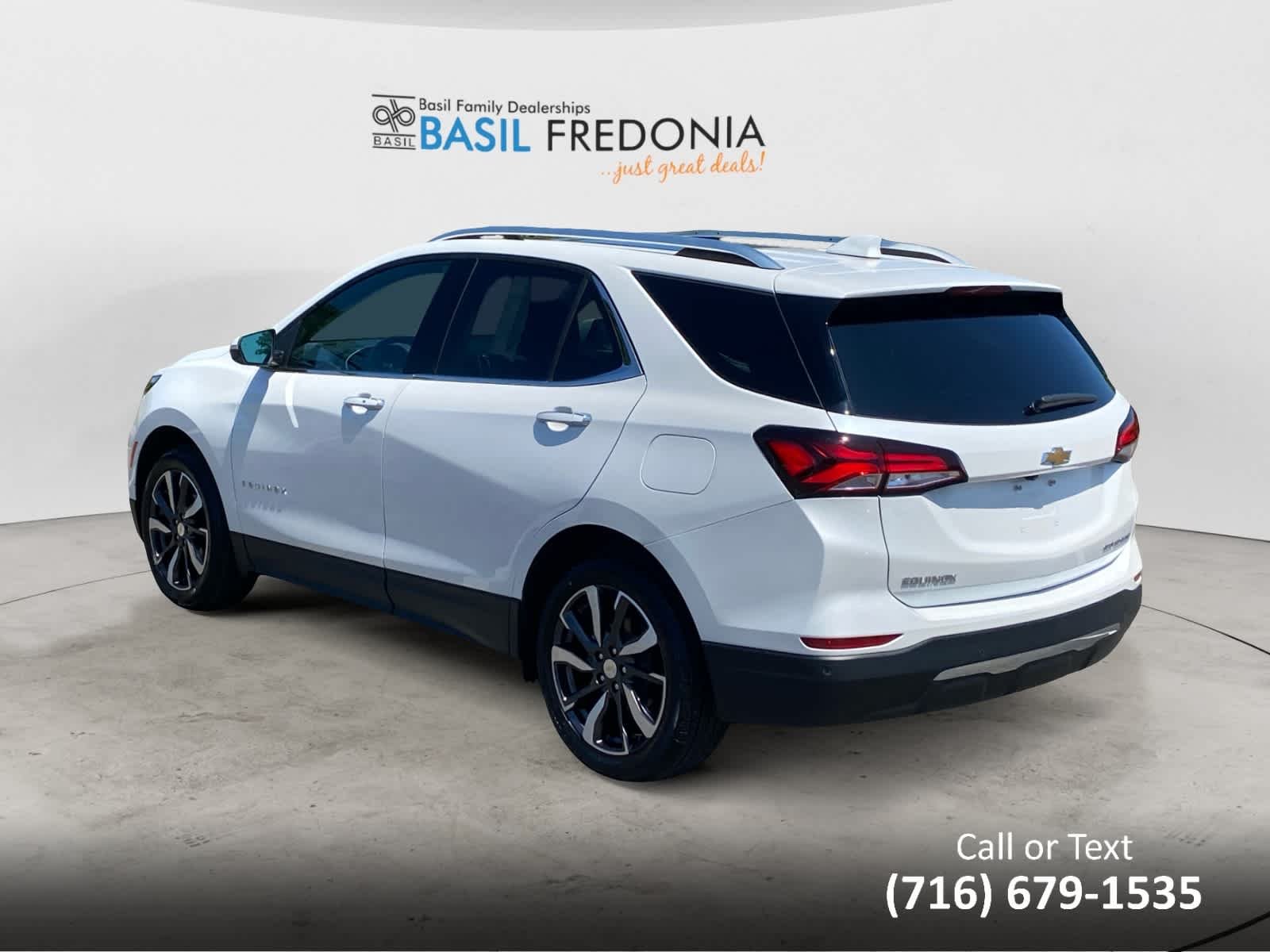 Used 2022 Iridescent Pearl Tricoat Chevrolet Premier image 2