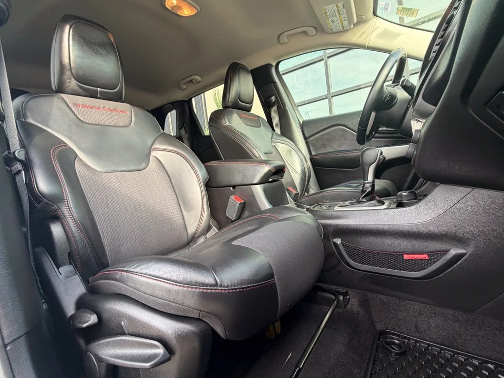 Used 2017 White Jeep Trailhawk image 17
